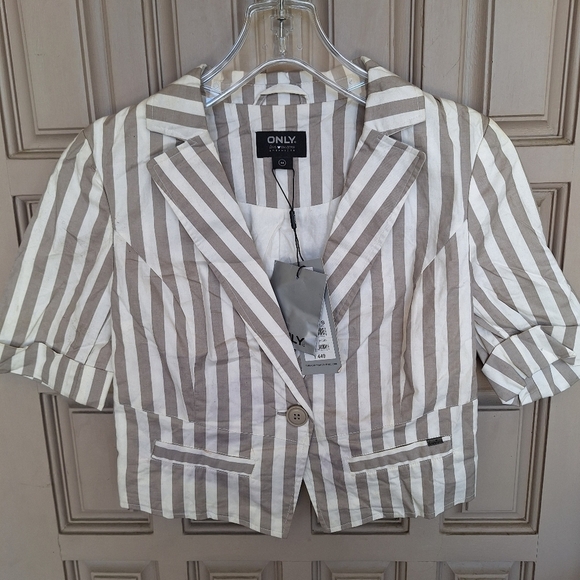 Only Love Collection Jacket SzXS/S Short Sleeves Stripes White/Gray Cropped NWT - Picture 1 of 8